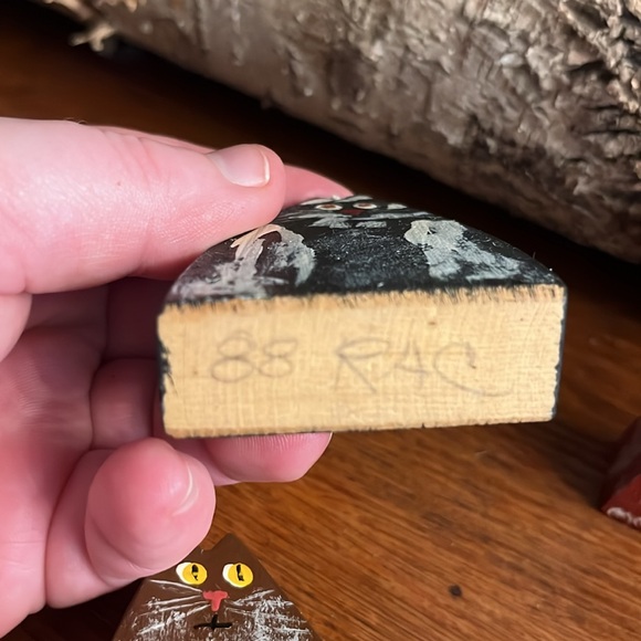 Folk art hand cut & painted wooden cats - Picture 7 of 13